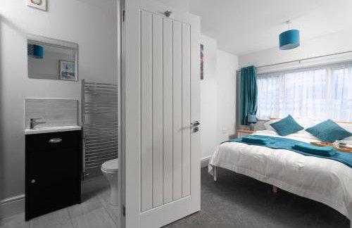 Large newly refurbished modern house, part sea views, south facing garden, parking - Photo 12