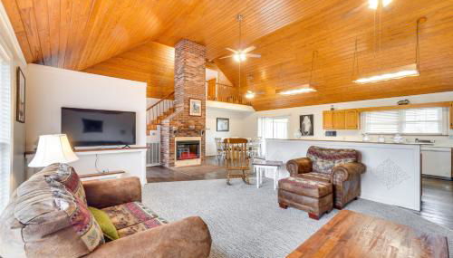 Deer Lake Lodge on 700 Wooded Acres in Dayton! - Foto 1