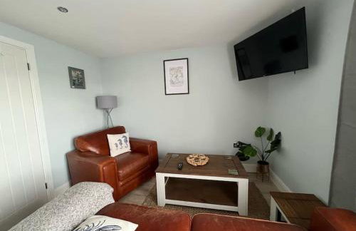 Orchard Lodge-Coastal Retreat, newly built hideaway with village views and private terrace - Foto 16