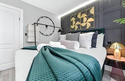 The Ultimate Hangout 4BR Modern House with Garden - Photo 20