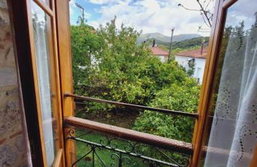 Large Stone Villa with garden. - Foto 23