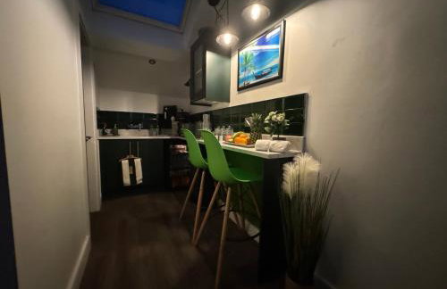 Southgate Luxury Apartments-Jaquzzi Bath-Private Parking- suitable for contractors - Foto 12