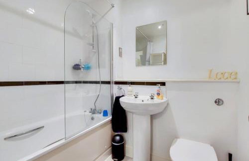 Modern 2 bed 2 bath with Balcony in Rayners lane Pinner Harrow near Wembley Greater London - Photo 5