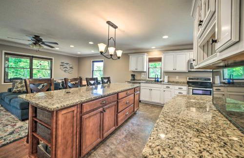 Lakefront Rest-Ashored Home with Private Dock! - Foto 6