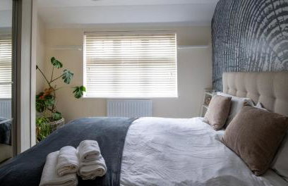 Impressive 4 Bed House Sleeps 8 - Private Parking Fast Wi-Fi Netflix & Foosball, Business Insurance and Leisure Travellers Welcome - Foto 32