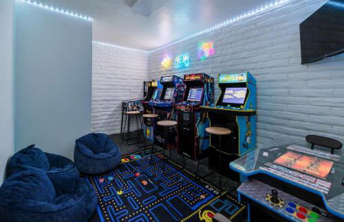 5BR Oasis with Pool, Arcade, Sauna - Photo 27