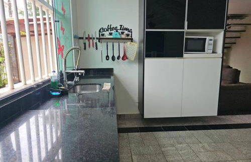 Belíssima Casa a Beira Mar com Piscina Aquecida Cobrado a Parte, 5 Quartos com Ar Condicionado, Amplo Salão de Jogos com Mesas de Bilhar e Pebolim, Amplo Espaço Externo com Churrasqueira em Deck Gourmet Coberto frente a Piscina,Tudo isso á Beira Mar - Photo 44