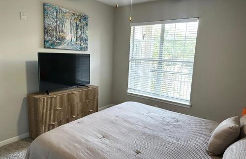 Comfortable 2BR Getaway Close to The Woodlands - Foto 26