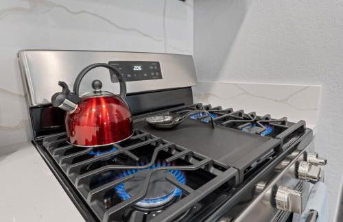 Searenity Suite- Peekaboo Ocean view 1 min walk to Beach - Photo 13