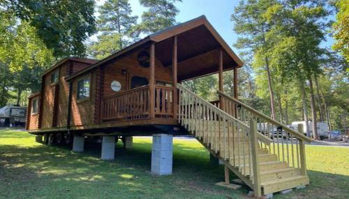 Serene 1BR Cabin near NC Z00 with Loft & Waterview - Foto 2