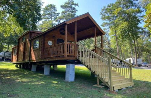 Serene 1BR Cabin near NC Z00 with Loft & Waterview - Foto 2