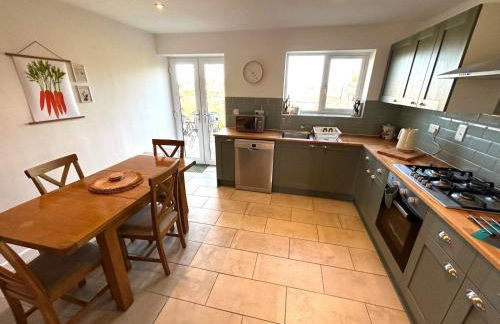 3 - Rabbit Warren, Bright décor home & private hot tub - Photo 9