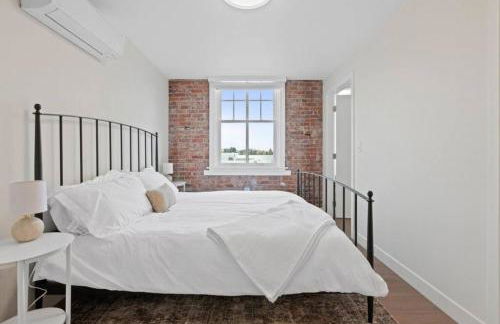 Spacious Apartment with King Beds - J and K on Main - Foto 13