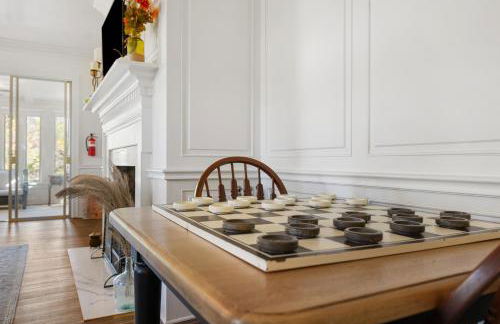 Stylish Mountain Retreat with Sunroom and Pergola - Foto 16