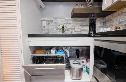 Stylish and Pet-Friendly Apartment in Beacon - Photo 8