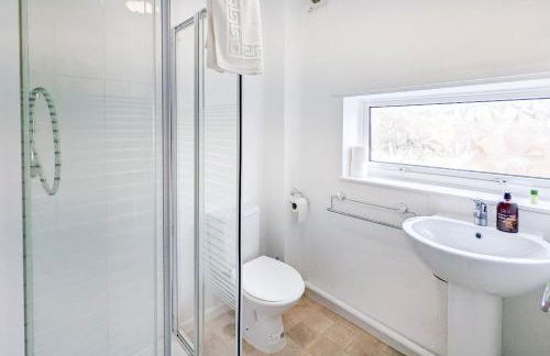 5-Bedroom Budget Contractor House with 10 Beds Free Parking and Free WiFi - Outfield Homes by Your Lettings Short Lets & Serviced Accommodation Peterborough - Photo 15