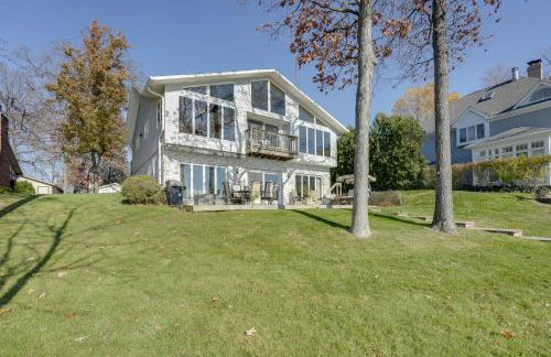 Lakeside Michigan Retreat with Boat Dock and Fireplace - Foto 3