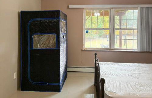 Hike, Ski and Explore Otisville Retreat with Yard! - Foto 11