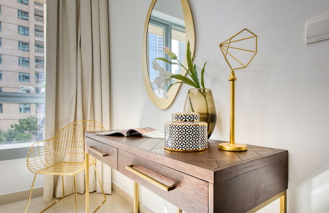 Maison Privee - Radiant Urban Retreat with Iconic Burj Khalifa Vws - Photo 6