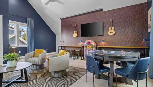 The Morrison - Karaoke Theater Backyard Oasis - Foto 3