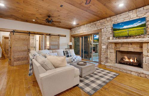 Copperline Lodge - Luxury Creekside Retreat - Creekside Views, Hot Tub, Game Room, Outdoor Fireplaces, Chef Kitchen, Fire Pit - - Foto 31