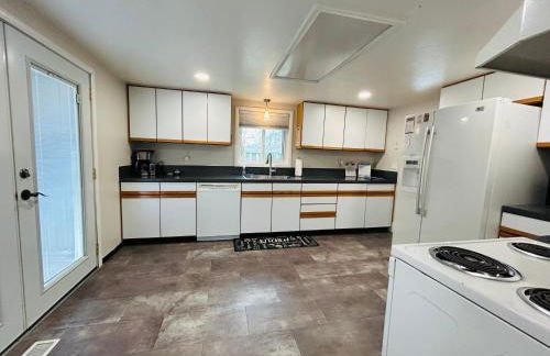 Little Blue Bungalow on Boise's Bench, Pet Friendly, Fully Fenced yard with doggie door! 2 miles from BSU, 5 minutes from Downtown Boise, Desk and workstation for remote workers, 2 TV's large walk-in closet, Good for mid-term stays - Foto 34