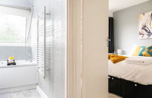 Beautiful Orpington Home w Pool Table and Driveway - Photo 41