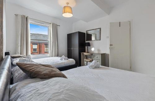Stylish 2-Bedroom Apartment in Leeds LS12, Perfect for Contractors & Extended Stays-F&K Property - Foto 7