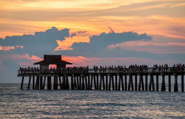 Amalfi Vacation Rental: Stylish 3-BR Retreat Steps from Vanderbilt Beach. Relax by the Private Pool and Enjoy Modern Amenities. Ideal for Families with Easy Access to Mercato and Local Attractions - Foto 32