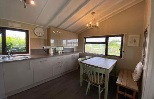 Rew Farm Country & Equestrian Accommodation - Sunrise Lodge - Foto 29