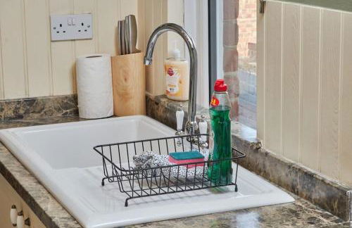 Cosy 3-Bedroom House in Seaham - Street Parking - Photo 36