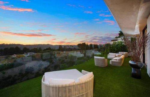 Ultra-Luxurious BH Estate with Pool, Theatre, Views - Foto 15