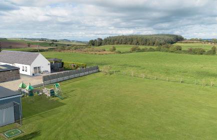 Bungalow with Hot Tub, BBQ Hut, Golf Net , Large Garden & Play Area - Foto 2