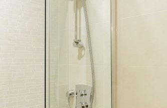 Elegant Epsom Flat in Period Building - Photo 10