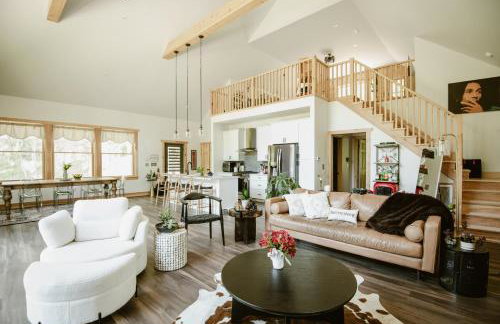 Luxe Modern Cabin with Pond, Fire Pit, Hiking, near Bethel Woods - Foto 8