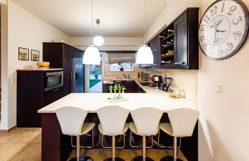 Sunset Paradise - Verga's Utimate Seaview Getaway - Photo 13