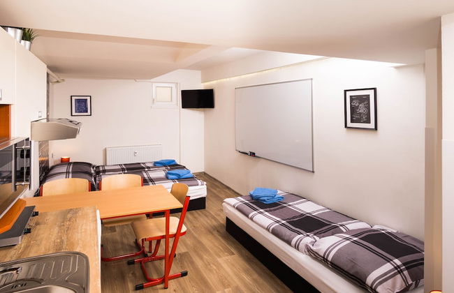 School Apartment by metro stop Vyšehrad - Foto 6