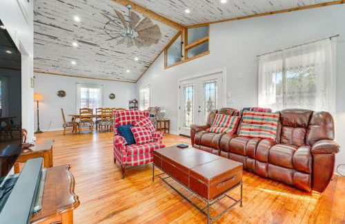 Walk to Downtown Shops and BBQ Home with Fenced Yard - Foto 1