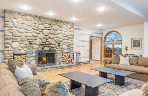 8BR Luxury Maplewood Manor, Hot Tub & Fire Pit - Foto 80