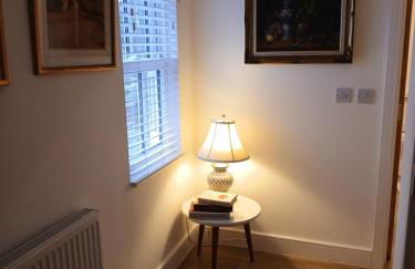 Luxury 1 bed apartment close to Airport and Exhibition centre ideal for short long term stays very cosy nicely furnished for comfort with all mod cons FreeParking on site Free WIFI - Foto 15