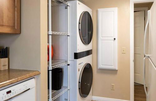 Spacious 6 BR Extended Stay - Photo 10