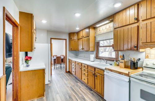 half Mi to Dtwn Pierre Family Home with Patio - Foto 2