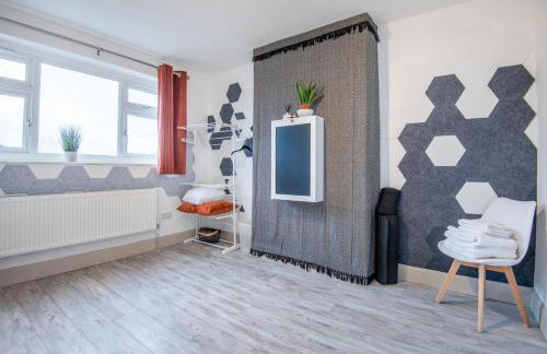 Bright & Stylish 4-Bed Home in the Heart of Morden - Photo 31