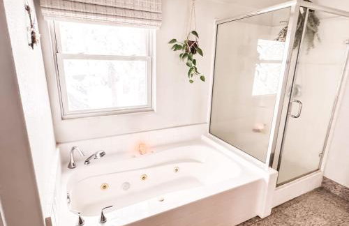 Wildland Aerie at Treehaus with Creekside Hot Tub Pets OK - Foto 32