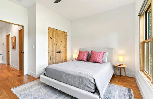 Dockside of the Moon - Photo 47