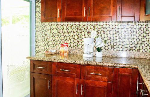 4-bedroom pool house in peaceful Sunrise with AC, WiFi, King bed - Foto 8