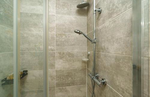 Stylish 3 Bedroom Sea View Apartment -Free Parking- Sleeps 9 - Photo 40