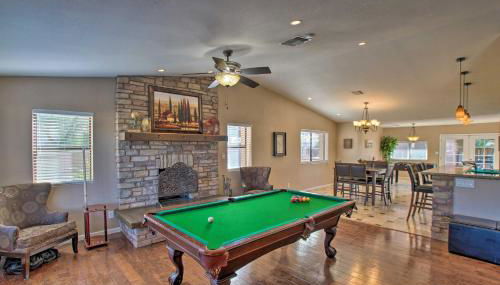 Group Getaway with Pool and Putting Green in Glendale - Foto 4