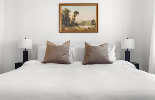 Elevated Contemporary 2BR 2BA with Balcony - Foto 16