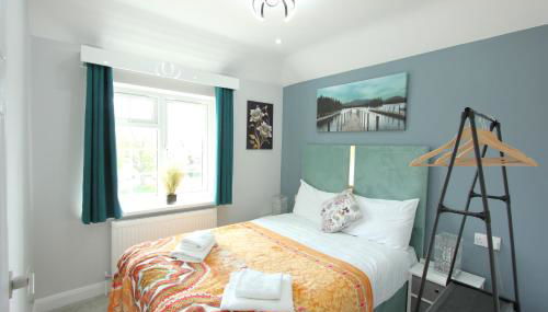 Deluxe 3 Bedroom 2 Bath House &Parking by CozyNest - Foto 2